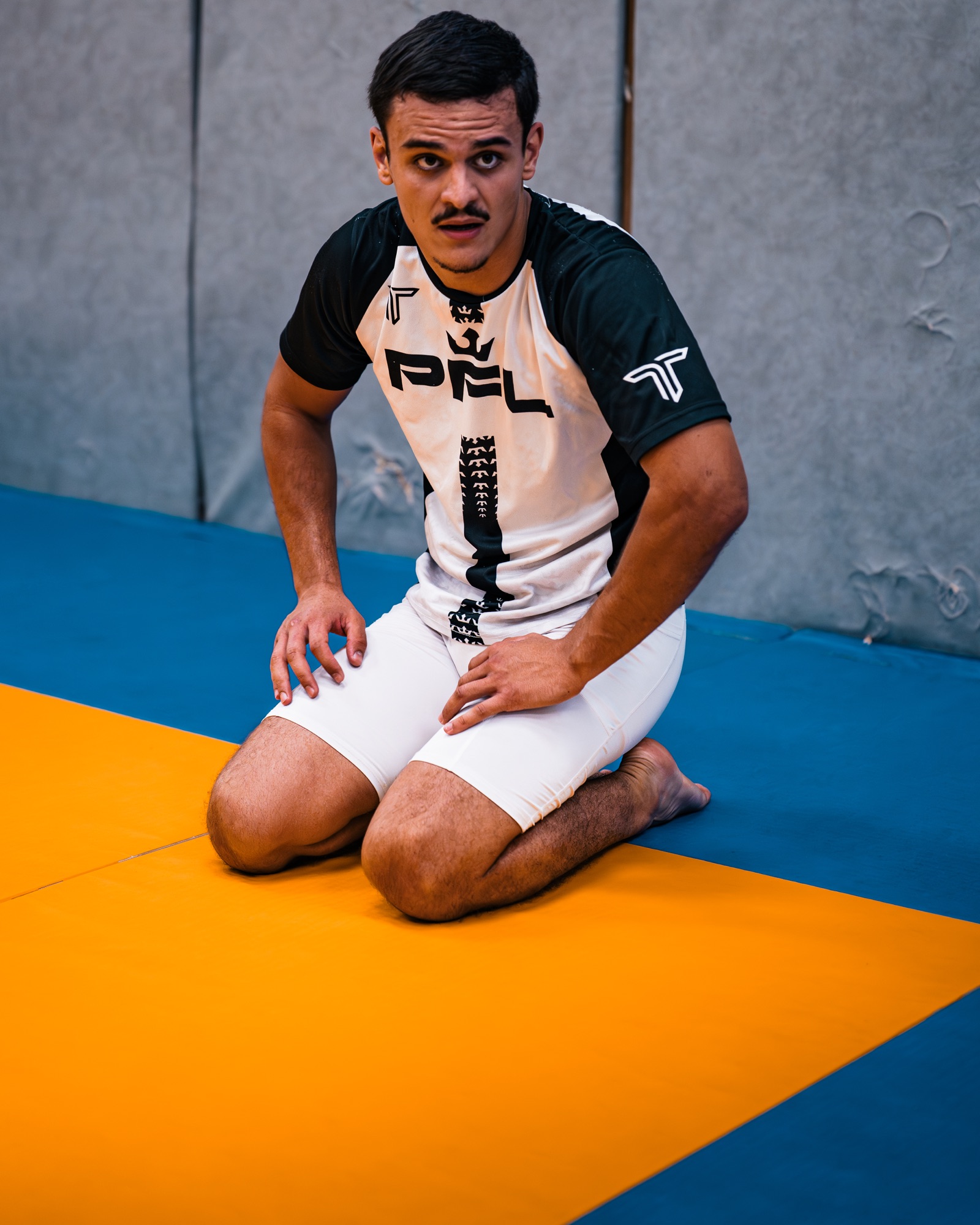 Un pratiquant d'Empire MMA pendant une séance au sol